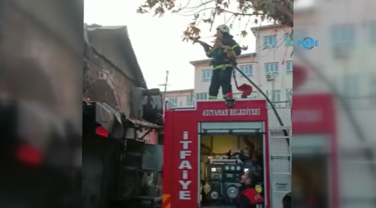Tarihi pazarda korkutan yangın  - Videolu Haber