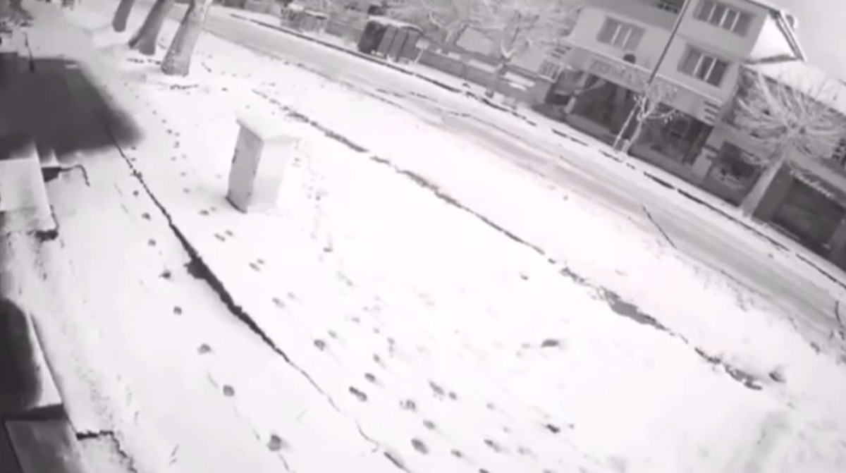 Depremde yolun yarılma anı güvenlik kamerasına yansıdı  - Videolu Haber