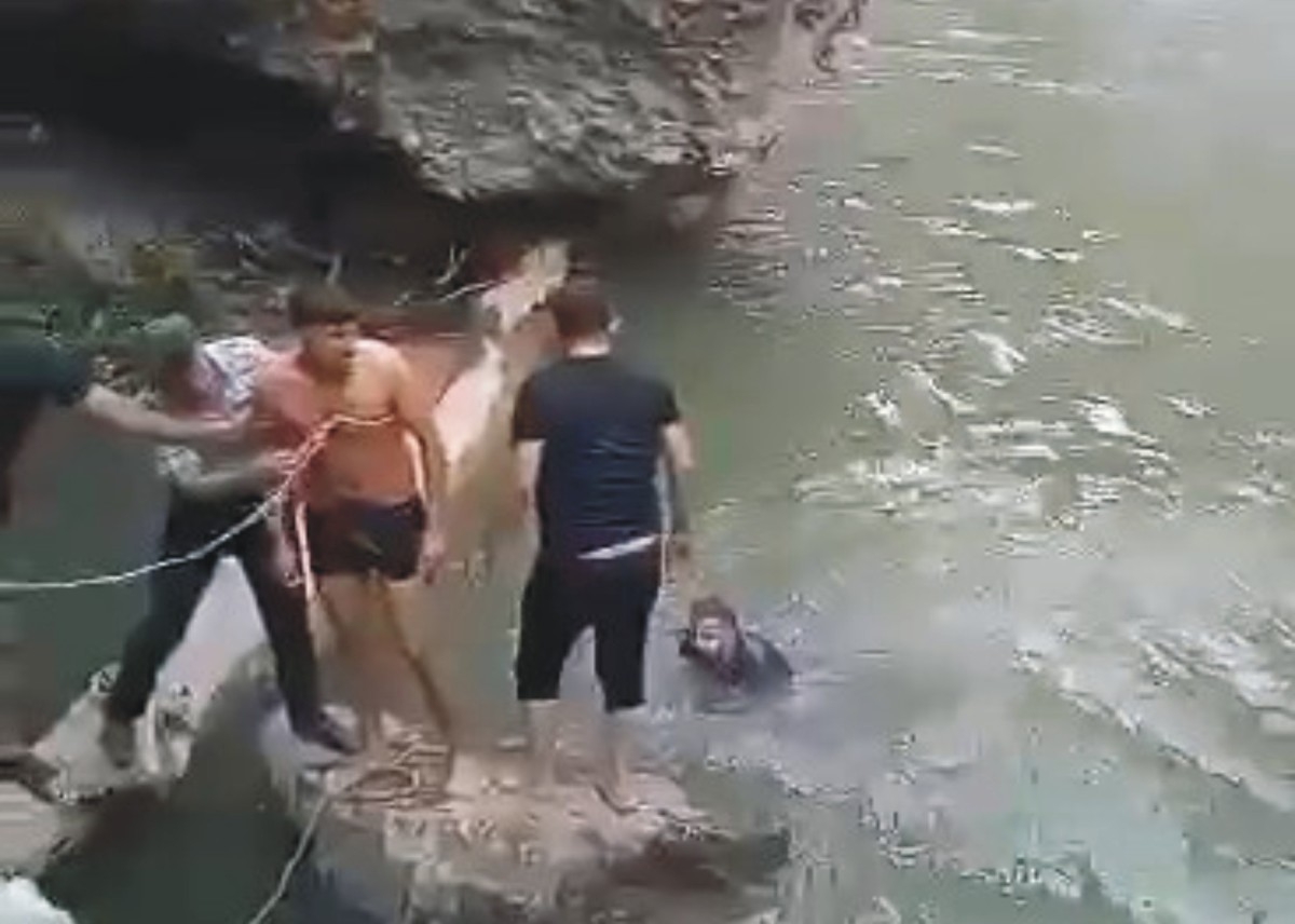 Arkadaşının boğulduğu suda kendisi halatla kurtarıldı