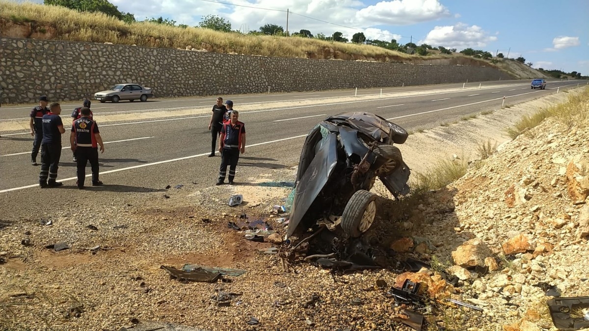 Kaldırıma çarparak devrilen otomobil sürücüsü hayatını kaybetti  - Videolu Haber