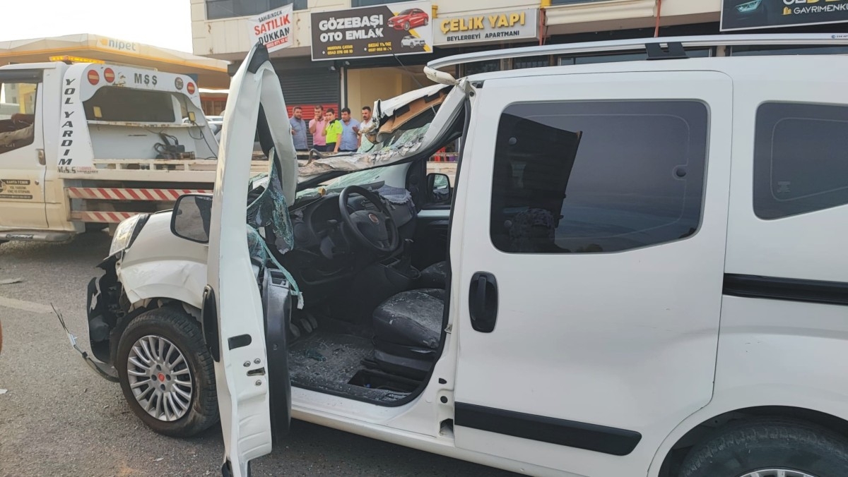 Kahta'da hafif ticari araçla kamyon çarpıştı: 2 yaralı