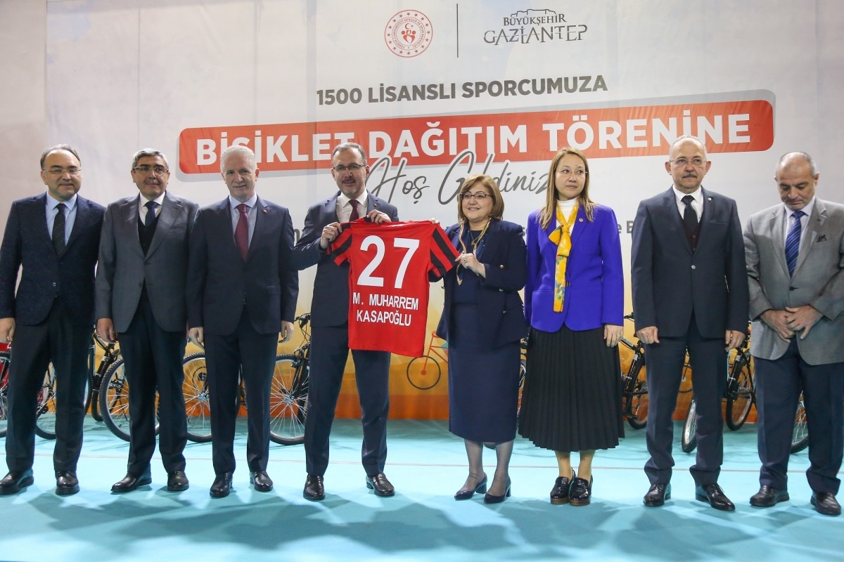 Bakan Kasapoğlu, bin 500 lisanslı sporcuya bisiklet dağıtım törenine katıldı  - Videolu Haber